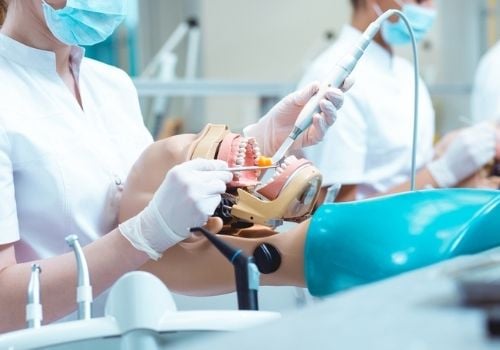 asistencia-durante-procedimientos-dentales-area-de-simulacion