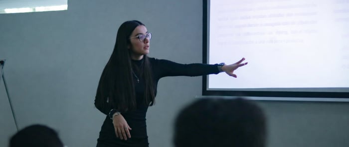 Estudiante de la Licenciatura Ejecutiva en Mercadotecnia de la UCG presenta su proyecto ante el grupo.