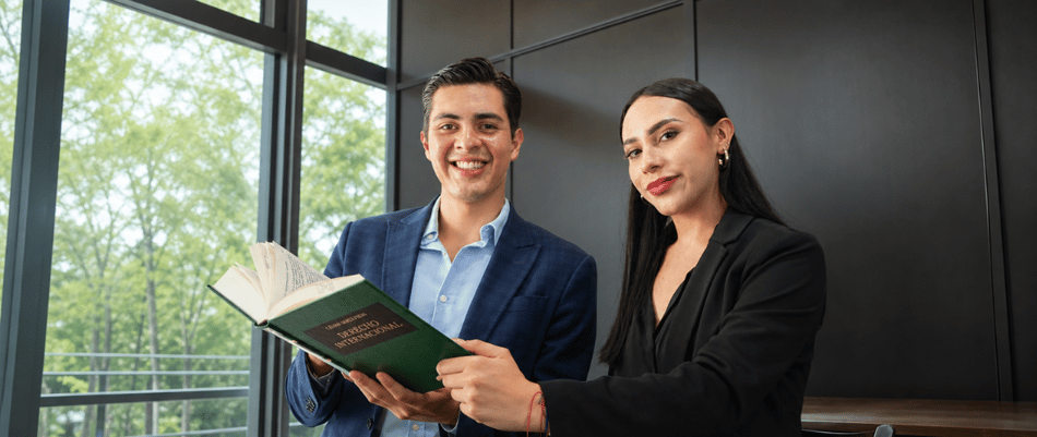 Todo sobre el perfil de egreso de Derecho en la UCG